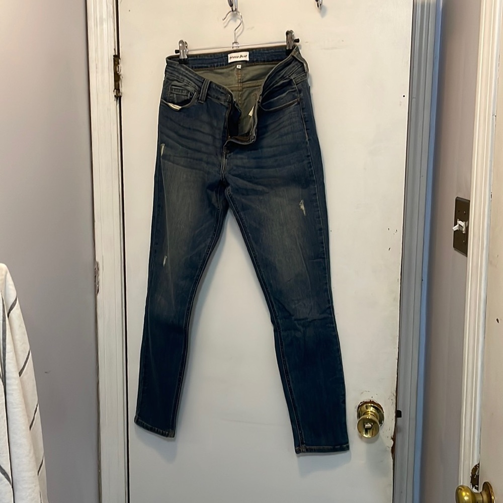 Like new Studio Blue distressed skinny Jean